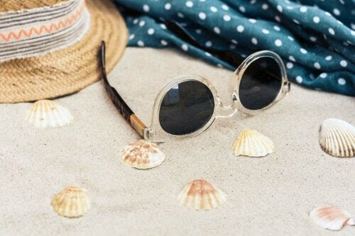 skydda ögonen under sommaren: solglasögon i sand
