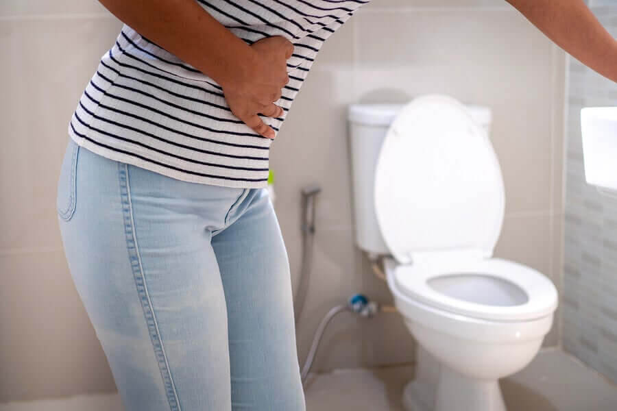 Behandlingen av giardiasis: kvinna med ont i magen vid toalett