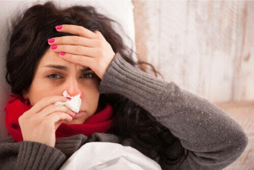 tar hand om en förkylning hemma: förkyld person