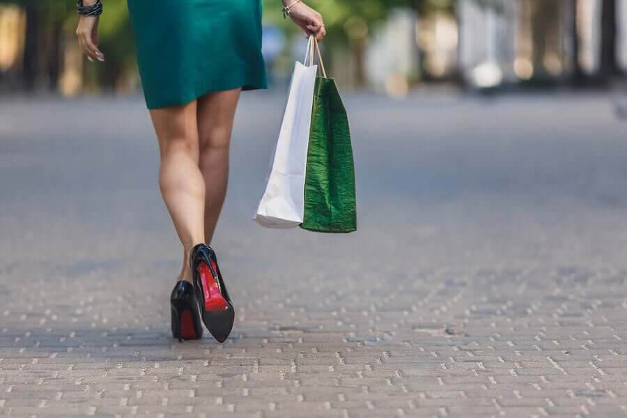 kvinna beroende av shopping