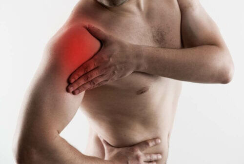 man med tendonit i skuldran