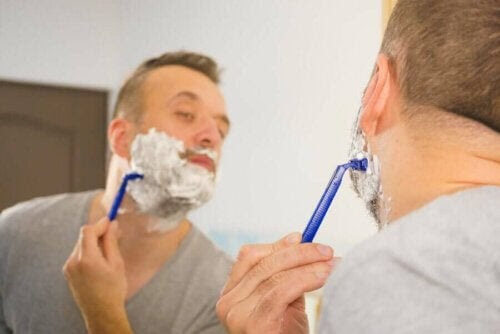 fel vid rakning: man vid spegel rakar sig