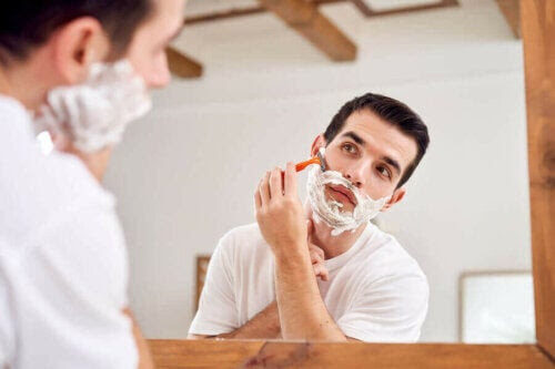 fel vid rakning: man rakar sig