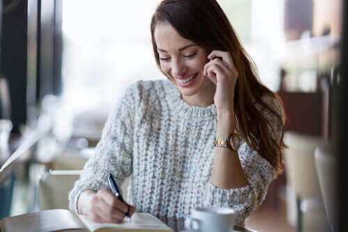 lyckokvartetten av neurotransmittorer: kvinna skriver i journal