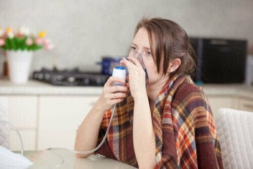 bakterier i lungorna: kvinna med inhalator