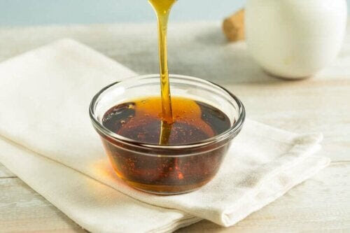 det glykemiska indexet för honung: honung hälls i skål