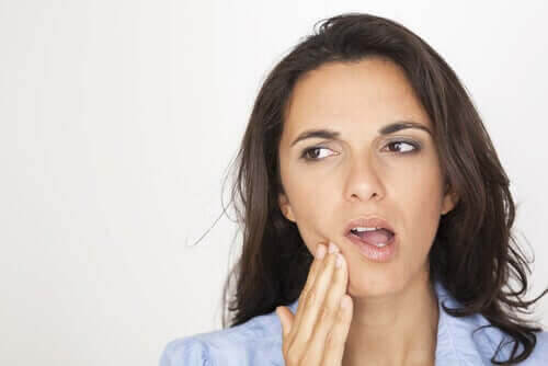 kvinna med Känsliga tänder