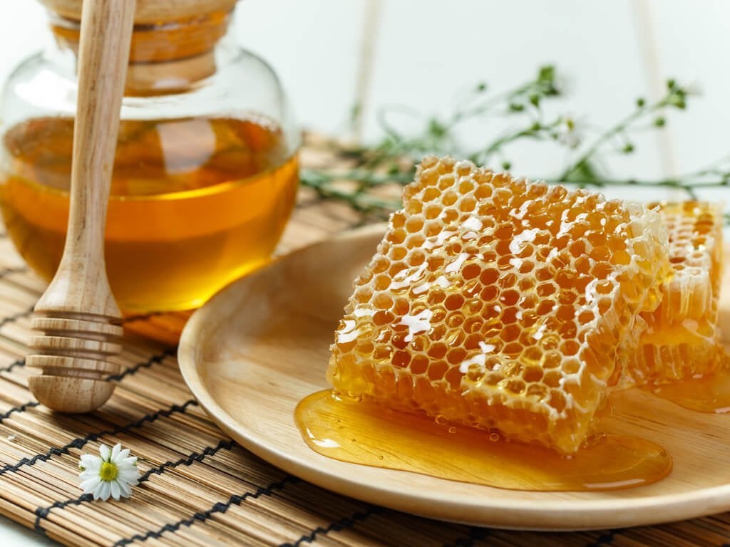 Ta propolis vid de första symptomen på förkylning och influensa
