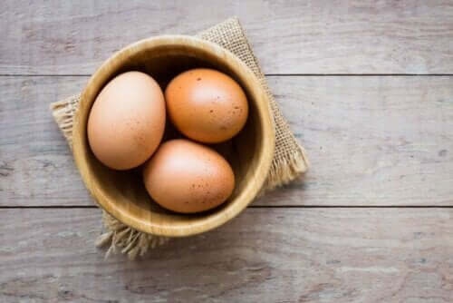 Tre bruna ägg i en skål.
