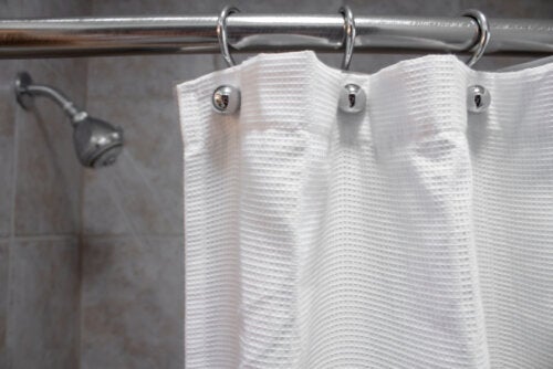 5 tips för att rengöra badrumsgardiner och hålla dem mögelfria