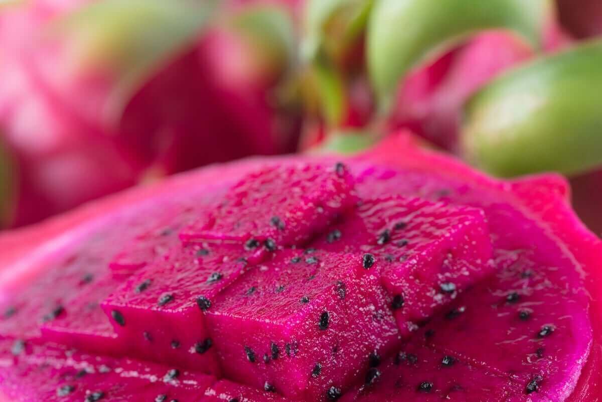 skivor av den rosa drakfrukten