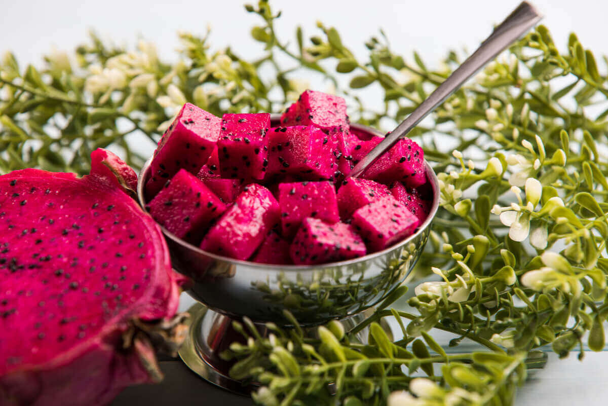 den rosa drakfrukten i skål