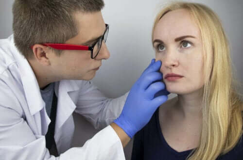 läkare undersöker kvinnas ögon