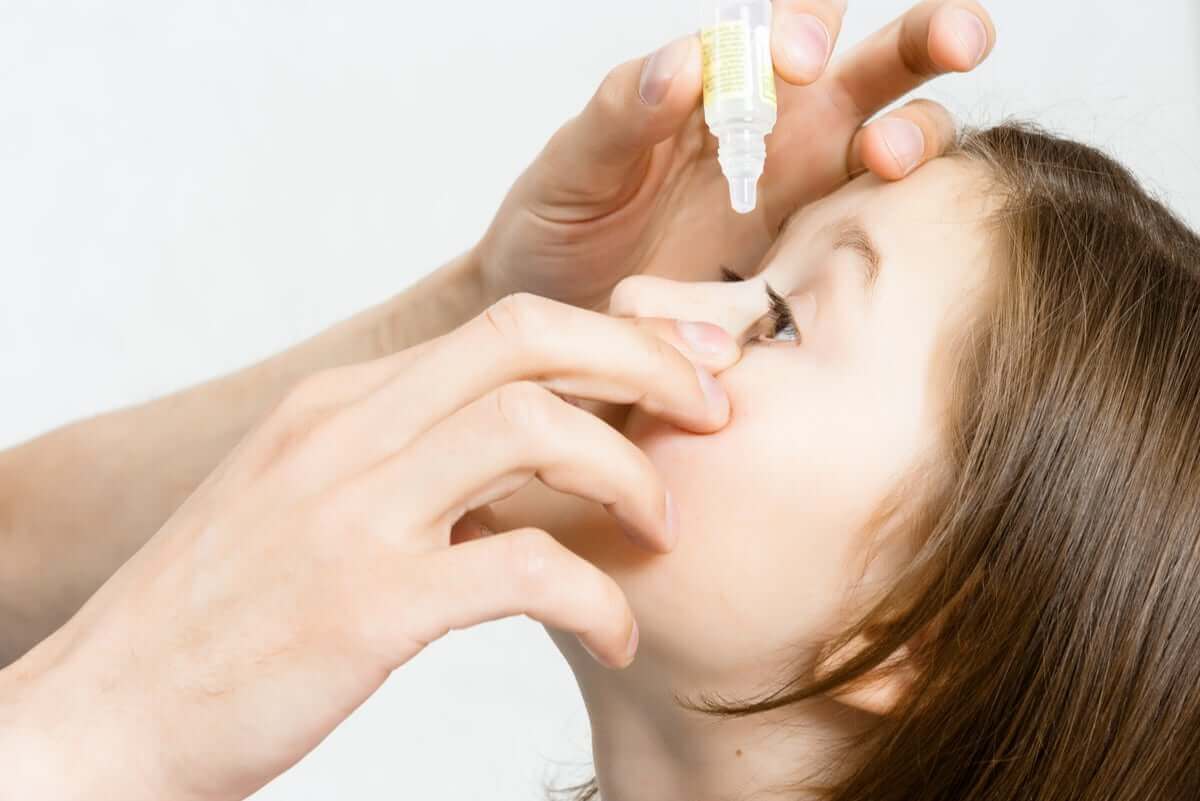 barn får behandling för Ögoninflammation hos barn