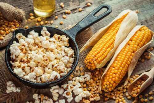 fet av popcorn: majs och popcorn