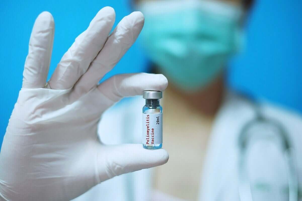 läkare håller upp vaccin mot polio
