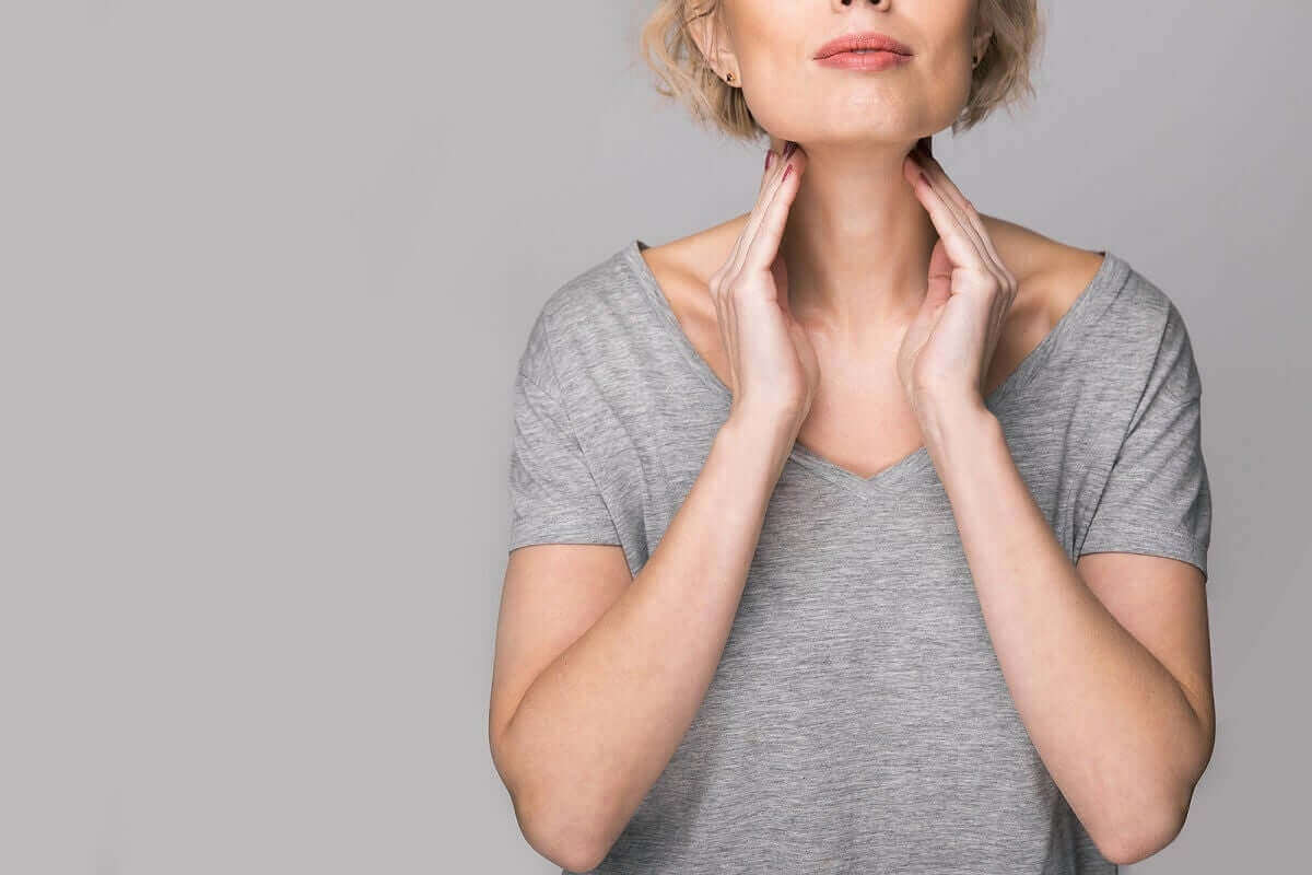 sjukdomarna i stämbanden: kvinna känner sig på halsen