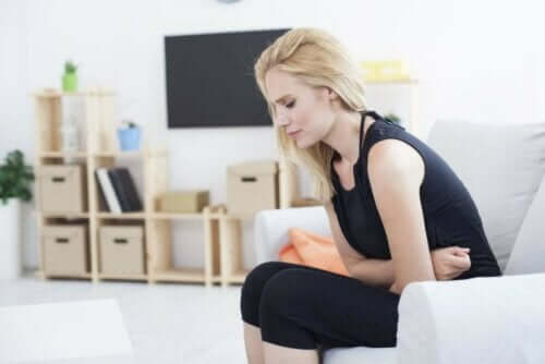 kvinna med Reflux av magsyra