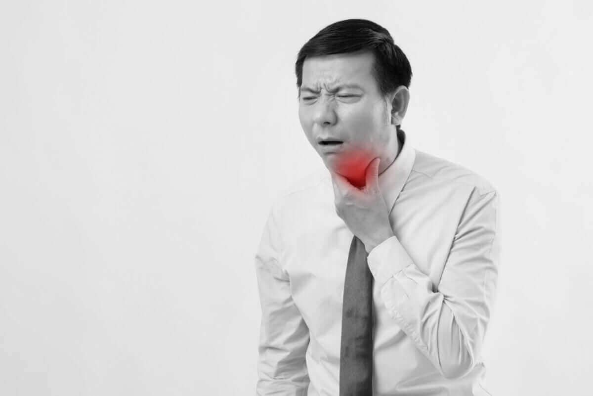 man med hosta med grönt slem