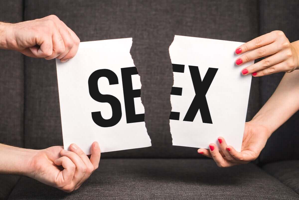 smärta vid samlag: ark med sex skrivet blir sönderrivet
