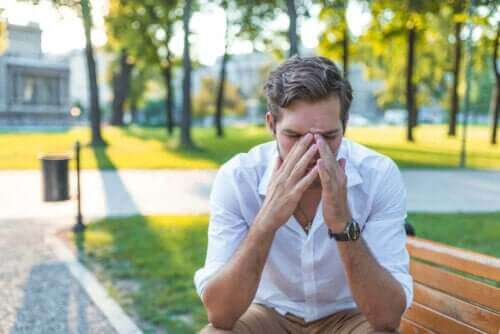 rinit och astma: man håller sig för näsan