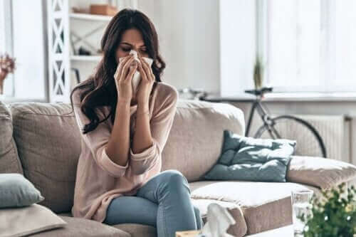rinit och astma: kvinna snyter sig