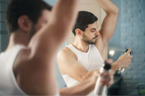man sätter på deodorant