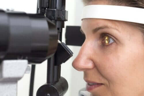 kvinna undersöks för Retinitis pigmentosa