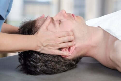 person får massage av Förskjutning av käkleden