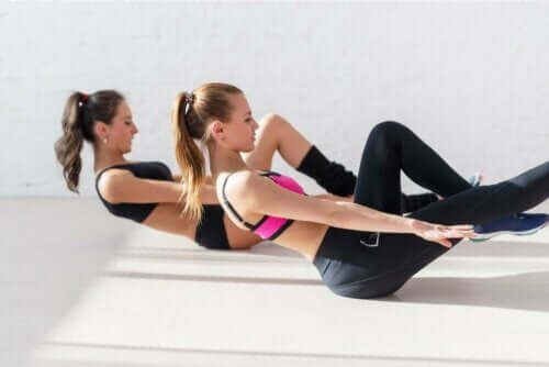 kvinnor tränar magmuskler