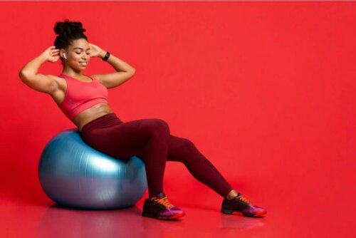 Övningar för skolios: kvinna på yogaboll