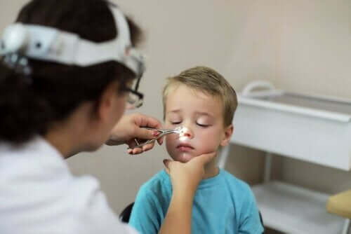 läkare undersöker barn för Förstorade adenoider