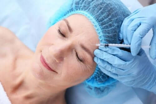Injektion i pannan med botox.