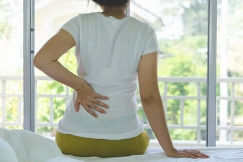 Kvinna med ont i nedre delen av ryggen.