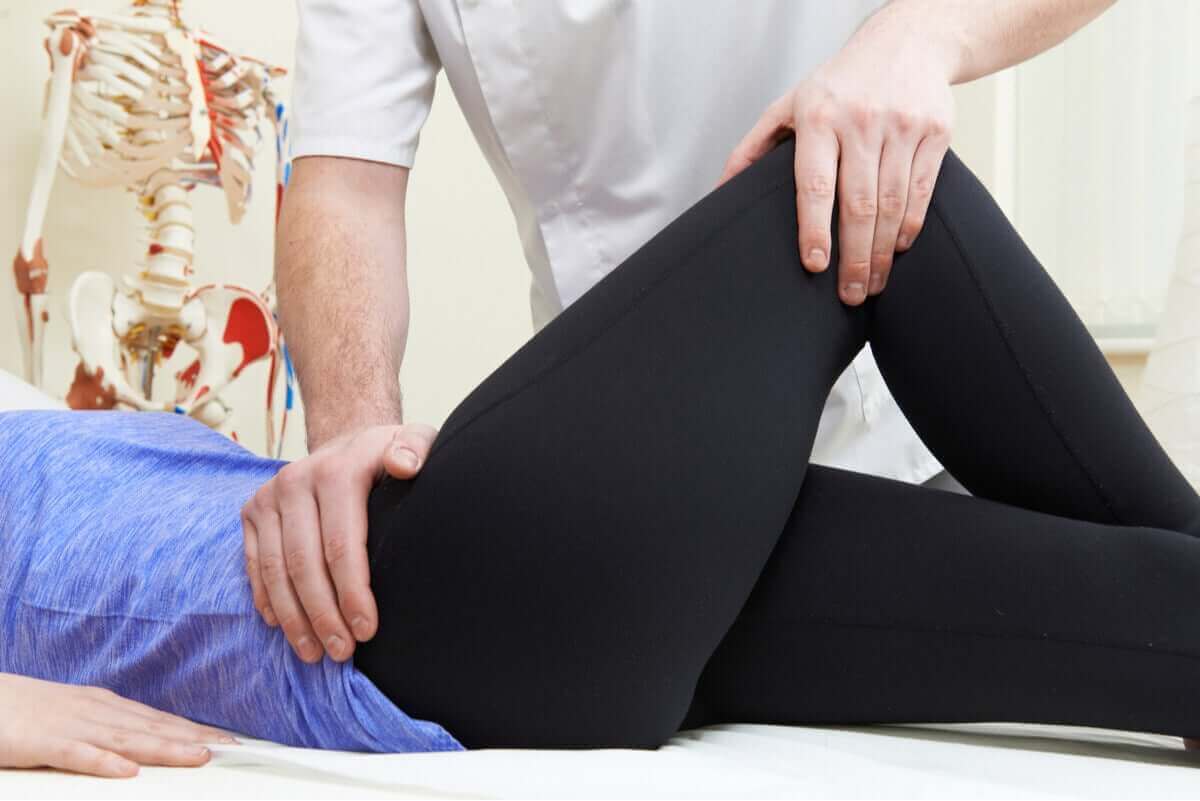 Sjukgymnast stretchar sin patient.