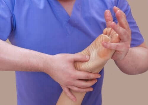 Symtom på plantar fasciit: när foten gör ont