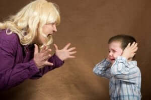 En förälder som skriker åt sitt barn: konsekvenser.