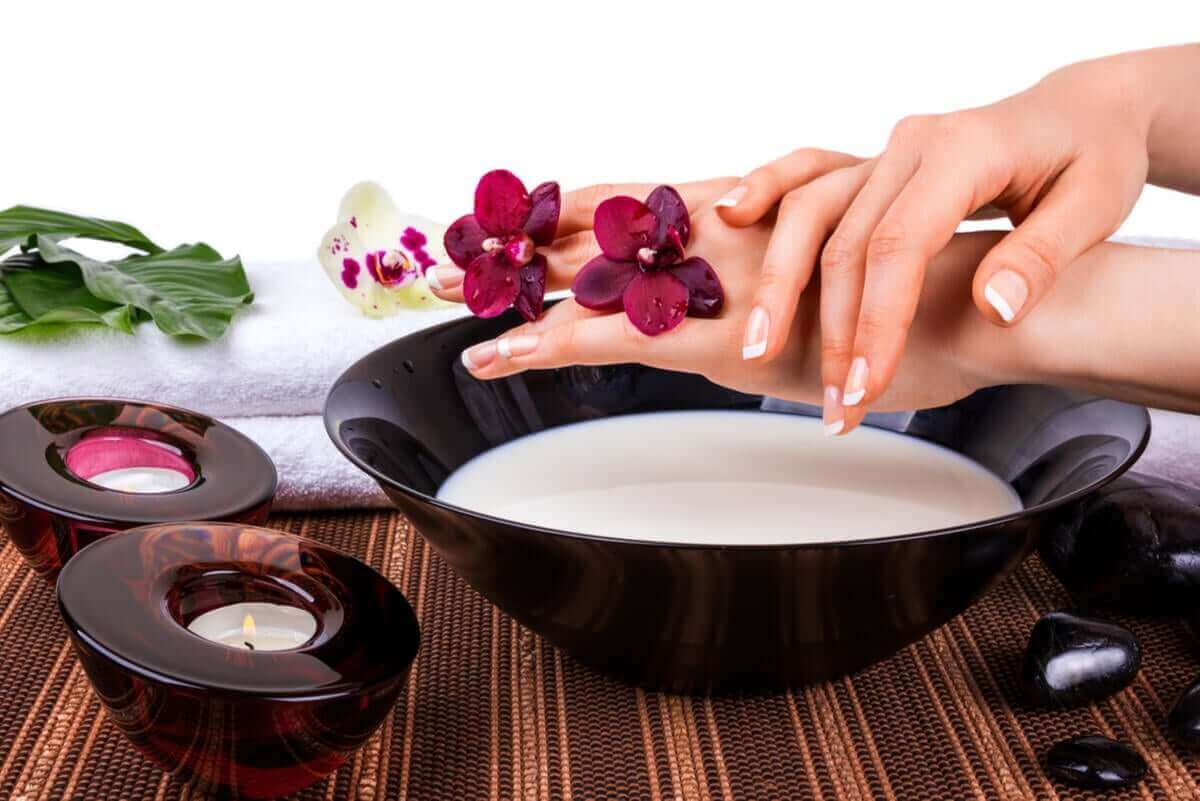 Ansiktsmasker med kärnmjölk i skål