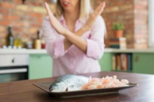 Allergi mot skaldjur: Symptom och behandling