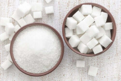 socker och sockerbitar