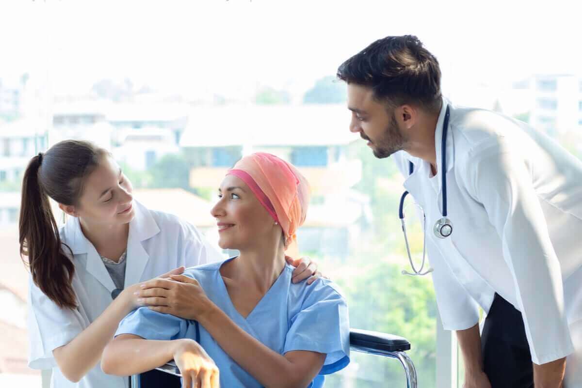 kvinna med cancer får behandling