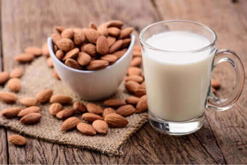 Mandelmjölk för barn: För- och nackdelar