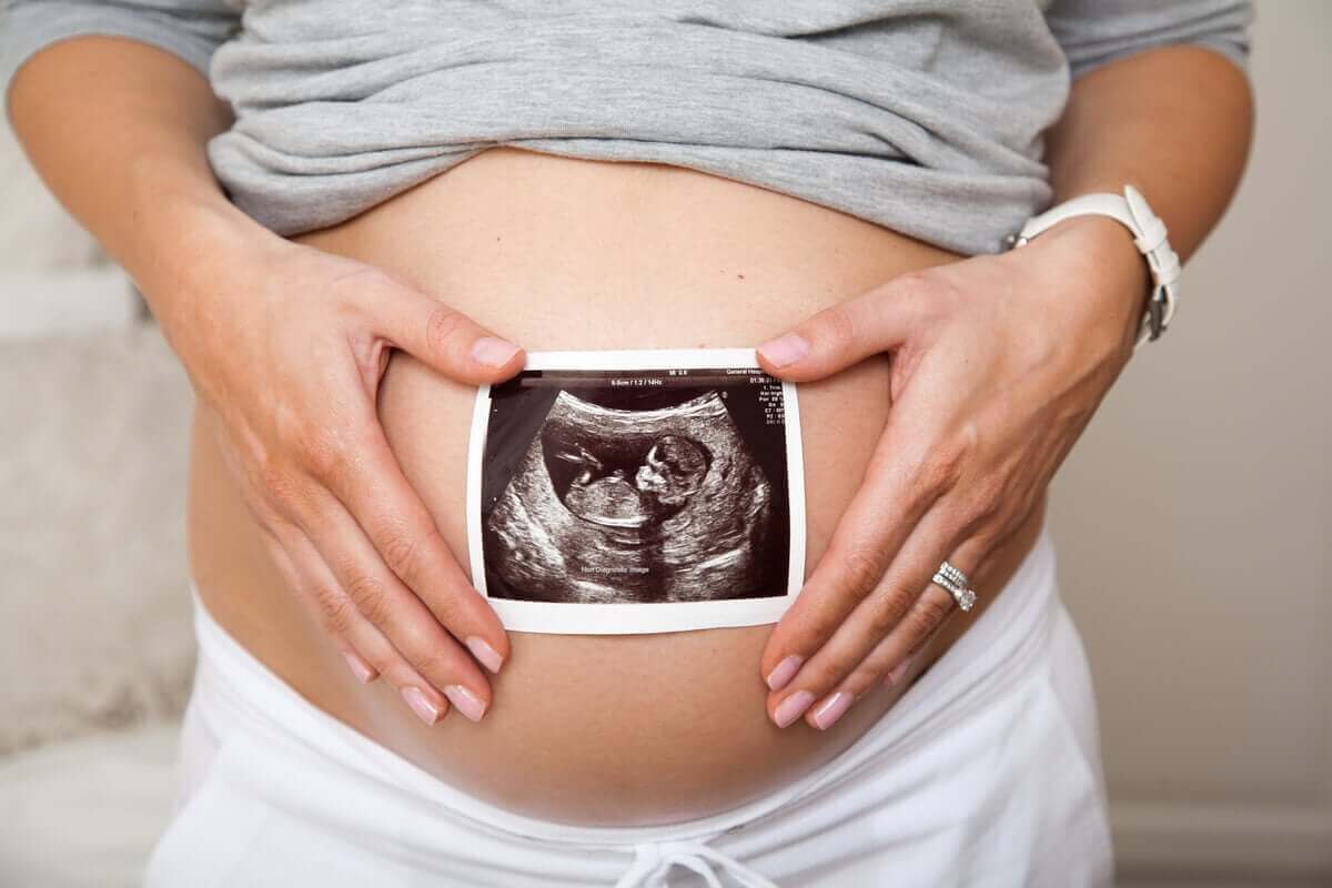 gravid kvinna med ultraljudsbild