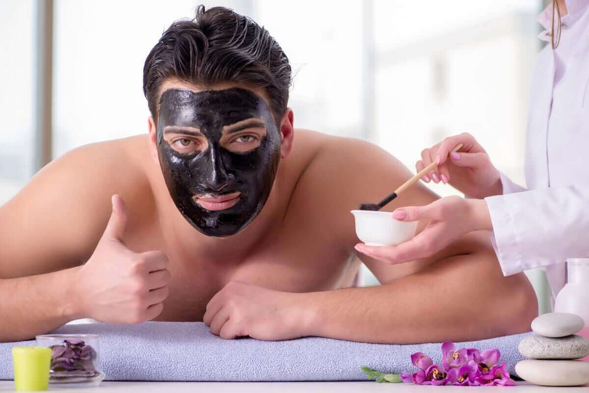 man med ansiktsmask
