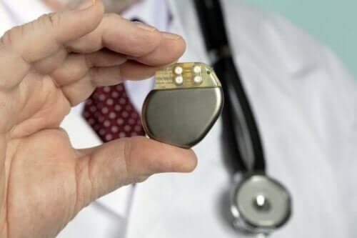 läkare håller upp pacemaker