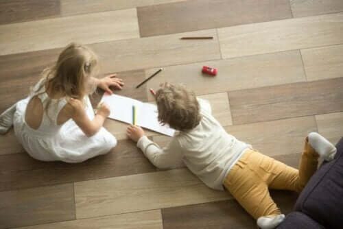 för- och nackdelar med trägolv: barn ritar på golv