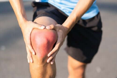 Vrickning i knäet: Orsaker, symptom och rekommendationer