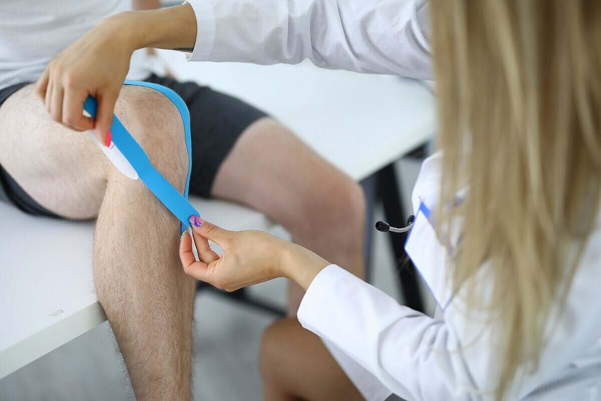 läkare undersöker knä