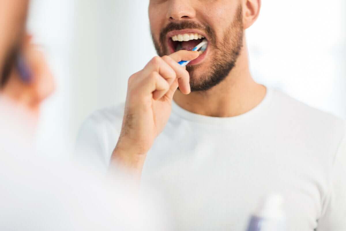 Munsår och blåsor: person borstar tänderna