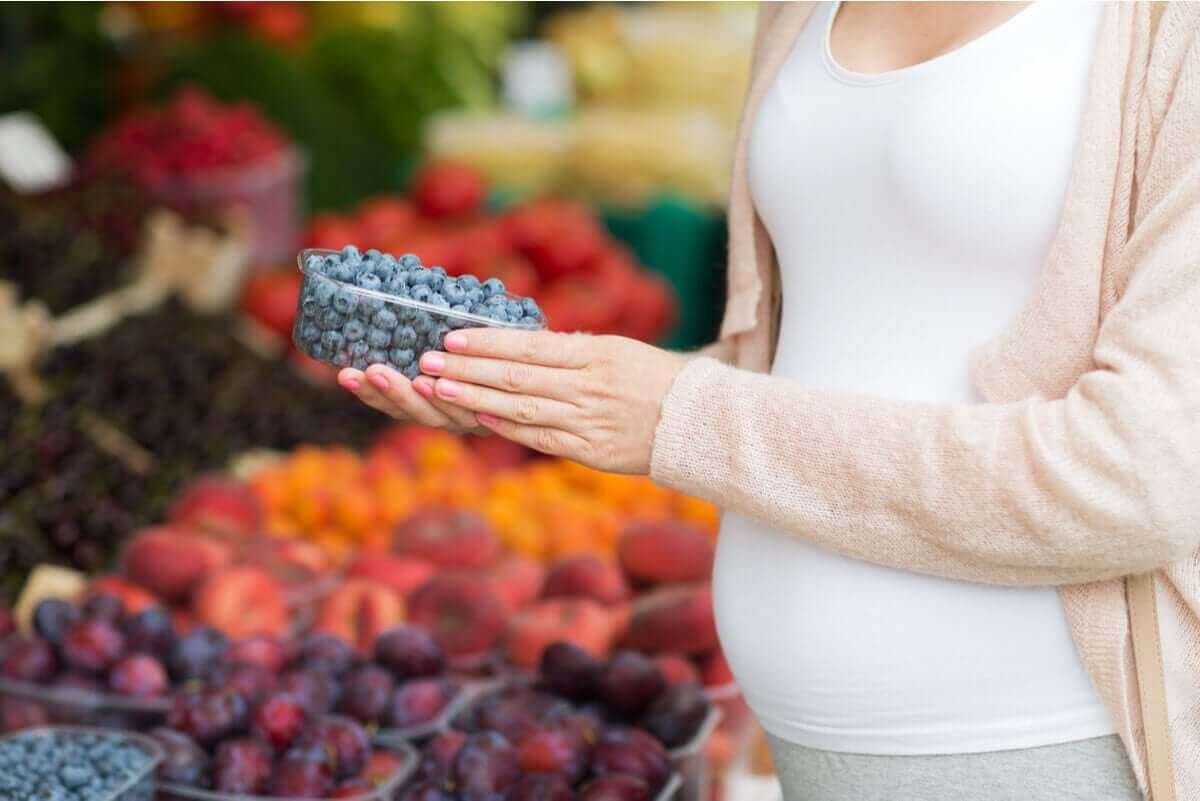 gravid kvinna med bär